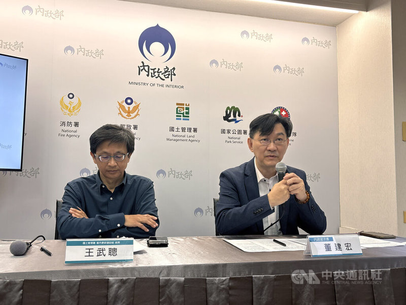 香港惡火造成嚴重傷亡，內政部政務次長董建宏（右）27日表示，會全面檢討目前整體大樓興建狀況。中央社記者高華謙攝　114年11月27日