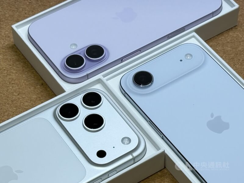 圖為iPhone 17（上）、iPhone 17 Pro（左）、iPhone Air（右）手機。（中央社檔案照片）