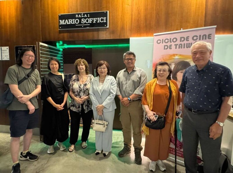 阿根廷電影導演協會與駐阿根廷代表處共同舉辦台灣電影巡迴首場放映「接線員」,阿根廷台裔導演許煌(左1)、旅阿台裔電影美術指導陳孟孜(左2)、阿根廷電影導演協會會長瓜利尼(左3)、駐阿根廷代表處代表謝妙宏(右4)等到場支持。(駐阿根廷代表處提供)中央社記者黃韻如布宜諾斯艾利斯傳真 114年11月27日