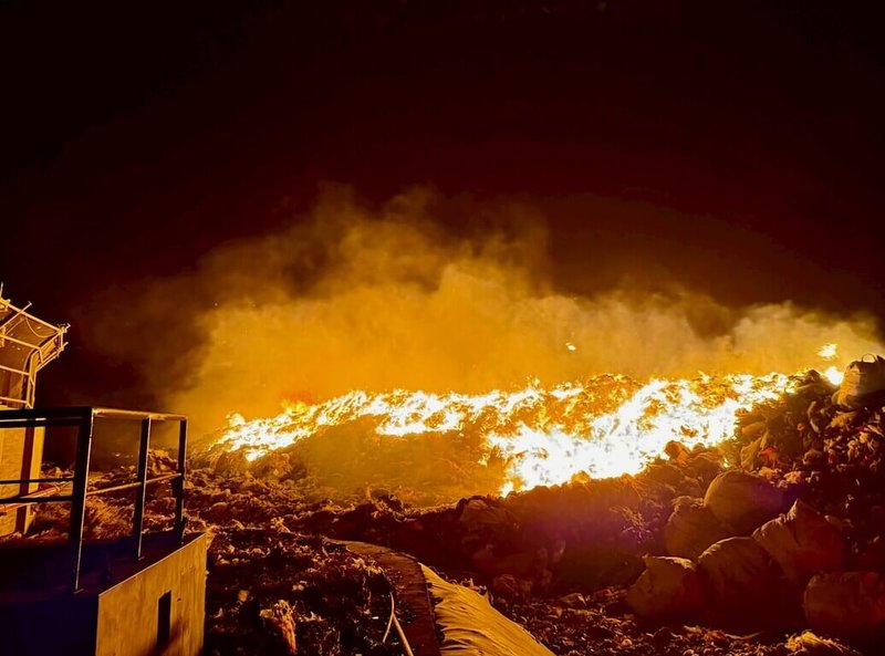 澎湖湖西紅羅村垃圾衛生掩埋場27日發生大火，澎湖消防局動員消防人車救火，火勢獲控制未向外延燒；惡臭煙霧籠罩本島，縣府籲請民眾外出戴口罩。（澎湖消防局提供）中央社   114年11月27日