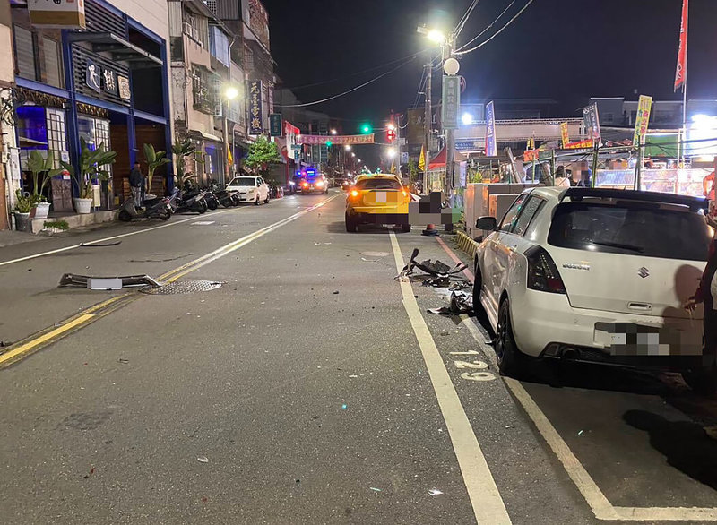 彰化縣胡姓男子26日晚間涉嫌酒駕且連撞2輛自小客車後肇逃，肇事車輛前保險桿及車牌還掉落在事故現場。（民眾提供）中央社記者鄭維真傳真　114年11月27日