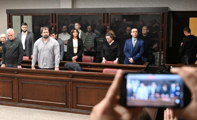 俄羅斯法院27日針對2022年克里米亞大橋爆炸事件，宣判8人終身監禁。圖為被告審理時被安置在玻璃隔間。（路透社）