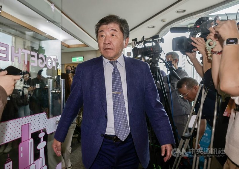 行政院政務委員陳時中(中)27日下午出席記者會前受訪,對於媒體詢問是否已針對2022年台北市長選舉期間的跟拍事件,提告民眾黨主席黃國昌,陳時中表示,並不是對黃國昌,是委託律師提出相關告訴,希望能夠把事情釐清。中央社記者裴禛攝 114年11月27日