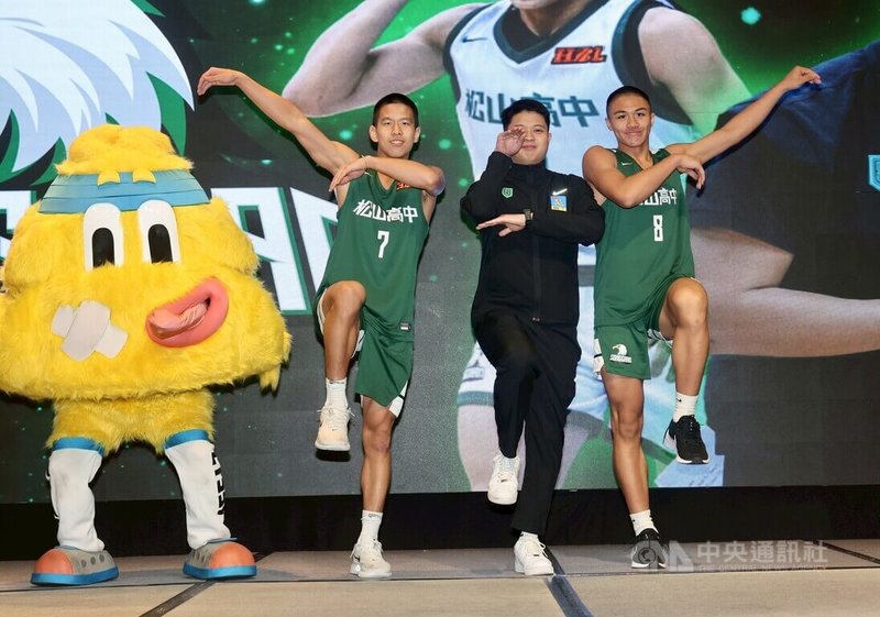 114學年度高中籃球甲級聯賽HBL男子組預賽29日起將在高雄登場，尋求衛冕的松山高中本季由劉廷寬（右）、潘彥銘（左）擔任雙隊長，被教練葉韋喬（中）寄與厚望，3人27日在開賽記者會中逗趣留影。中央社記者張皓安攝　114年11月27日