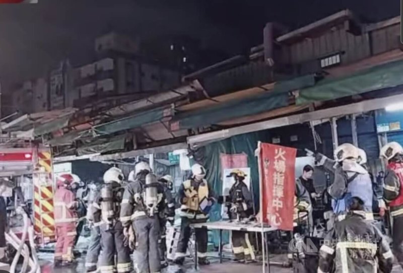 台北市萬華區雙和街一棟建物27日晚間起火，消防局獲報出動大批人員前往救援，一名男性傷者獲救送醫。（翻攝照片）中央社記者黃麗芸傳真　114年11月27日