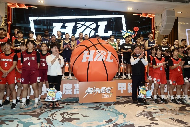 114學年度HBL高中籃球甲級聯賽29日將正式開打,男子組預賽將率先展開,27日在台北舉辦開賽記者會,男、女球隊代表出席啟動儀式,宣告賽事即將登場。中央社記者張皓安攝 114年11月27日