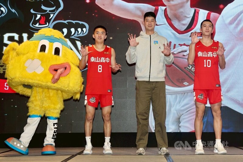 114學年度高中籃球甲級聯賽HBL男子組預賽29日起將登場，傳統勁旅南山高中在當家射手黃瀚陞（左）確定因傷缺席預賽下，教練27日在賽前記者會特別點名謝旻耕（右）頂替空缺。中央社記者張皓安攝　114年11月27日