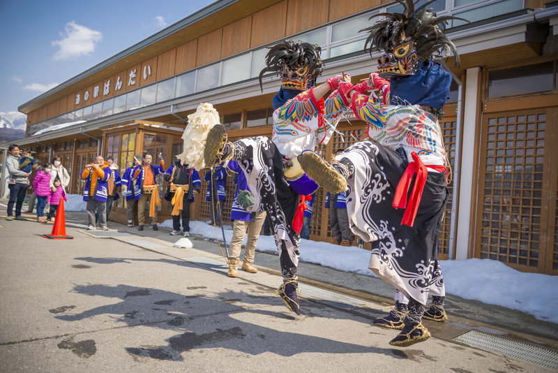 位於福島縣會津地區的磐梯町,近年來因獨特的自然風光逐漸受到旅客關注,被指定為町無形民族文化財的赤枝獅子舞,搭配太鼓與笛聲瘋狂舞動,祈求五穀豐收。(磐梯町提供)中央社記者戴雅真東京傳真 114年11月27日