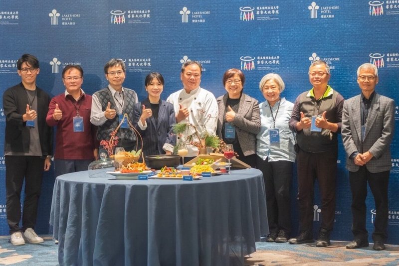 國立陽明交通大學客家文化學院與煙波國際觀光集團跨領域合作,27日舉辦「客家飲食文化追索與還原產學合作」簽約記者會,邀請多名客家耆老到場見證。(煙波集團提供)中央社記者魯鋼駿傳真 114年11月27日