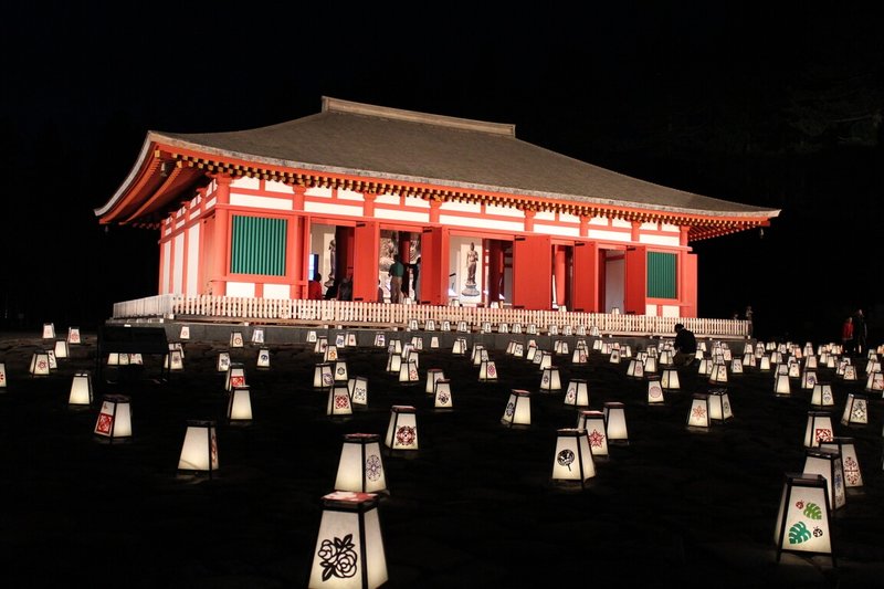 位於福島縣會津地區的磐梯町,因獨特的自然風光逐漸受到旅客關注,當地國家指定史跡「慧日寺」每年5月舉行點亮1000個燈籠的「月待之燈」活動,修復的古老建築在微光中營造出幽玄的光之世界。(磐梯町提供)中央社記者戴雅真東京傳真 114年11月27日
