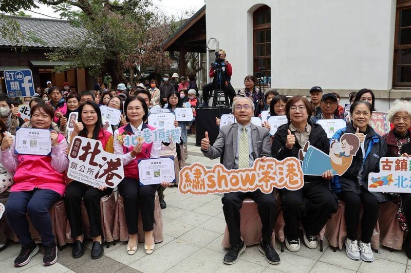 文化部文化資產局與雲林縣北港鎮公所共同辦理「繡Show笨港『龍耀百年．繡動笨港』學員成果展」，27日在北港遊客中心熱鬧開幕。（文化部文化資產局提供）中央社記者邱祖胤傳真　114年11月27日