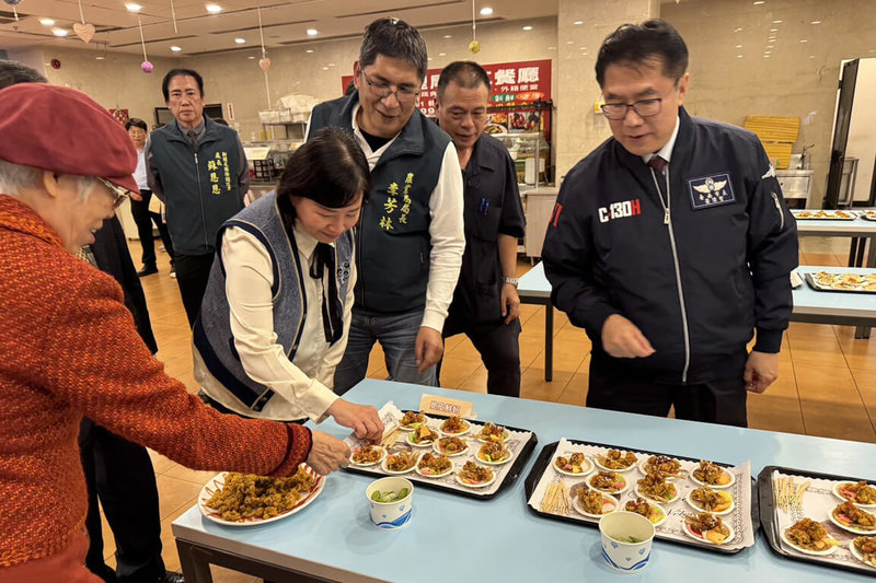 台南市政府27日在南科管理局員工餐廳舉辦漁產加工品團膳採洽會，市長黃偉哲（右）也出席與會，參觀現場展示創意料理。（台南市政府提供）中央社記者楊思瑞台南傳真  114年11月27日