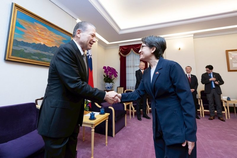 副總統蕭美琴（右）27日接見巴拿馬跨黨派國會議員訪問團，她感謝巴拿馬國會議員親自訪台，見證台灣近年的進步，為台巴友誼付出心力。（總統府提供）中央社記者溫貴香傳真　114年11月27日