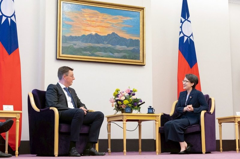 副總統蕭美琴（右）27日接見丹麥國會議員訪問團時表示，國際情勢對台灣而言一直十分艱難，在國際參與方面未受公平對待，但台灣總能從世界各地的朋友得到支持，知道自己並不孤單。（總統府提供）中央社記者溫貴香傳真　114年11月27日