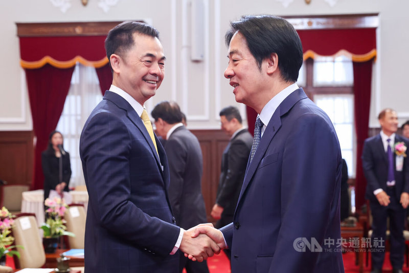 總統賴清德（前右）27日上午在總統府接見中華民國全國創新創業總會，賴總統與總會長邱銘乾（前左）握手致意。中央社記者吳家昇攝  114年11月27日