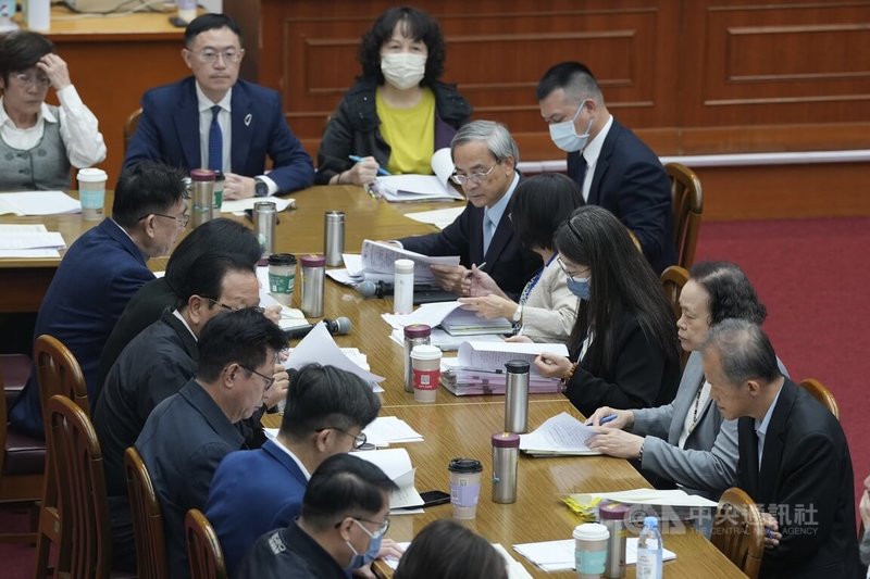 立法院財政委員會27日繼續審查民進黨團提出的「財政收支劃分法第十六條之一未分配款運用暫行條例草案」。會中決議，等政院版「財劃法」交付委員會後，再一同與暫行條例於財委會進行討論，暫行條例擇期再審。中央社記者徐肇昌攝 114年11月27日