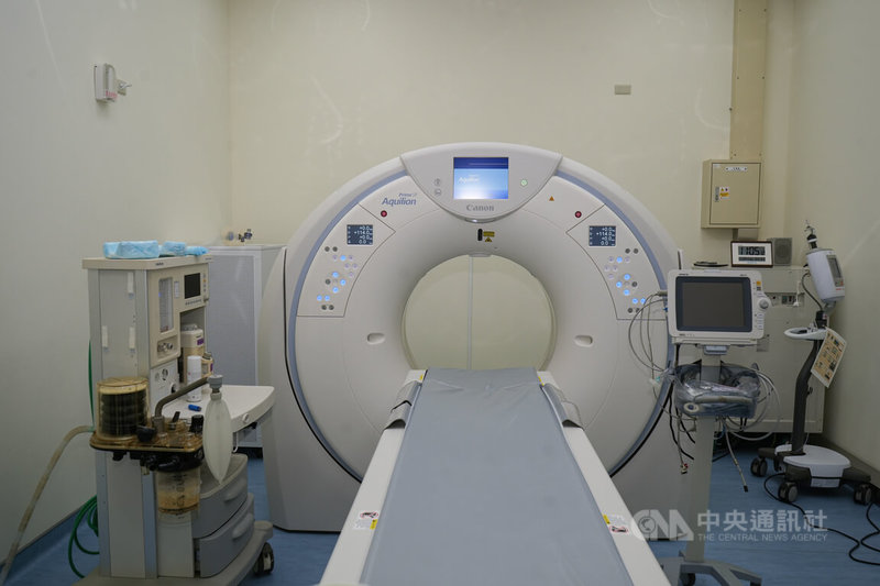 屏科大附設獸醫教學醫院城中院區建置先進影像設備,包含160切電腦斷層掃描儀,及可載重300公斤專用床台,將診療服務延伸至大型與野生動物。中央社記者黃郁菁攝 114年11月27日