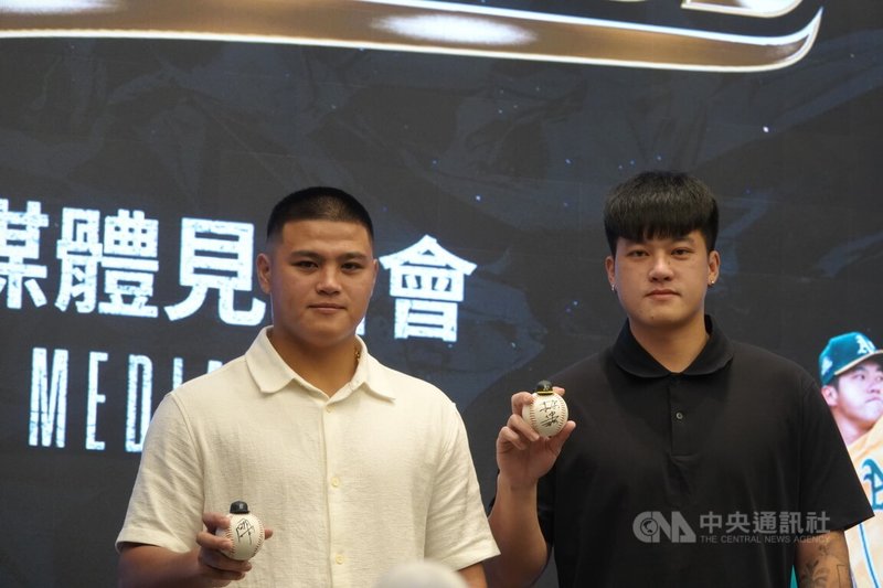 旅美運動家隊投手莊陳仲敖今年有收到明年世界棒球經典賽（WBC）徵詢，表示有意願續拚。圖為底特律老虎隊野手李灝宇（左）27日和莊陳仲敖（右）舉行返台記者會。中央社記者謝靜雯攝  114年11月27日