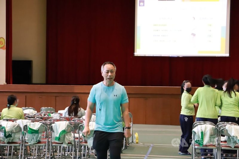 長年推廣運動的教官徐棟英(中)27日應邀赴台中女子監獄指導超慢跑動作要領,他說,收容人是社會弱勢的一環,希望透過到監所服務回饋社會。中央社記者蘇木春攝 114年11月27日
