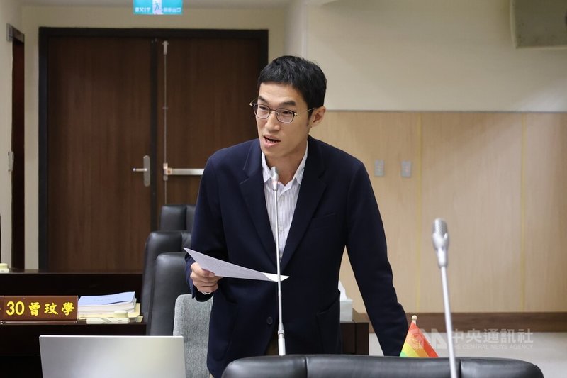 民進黨籍苗栗縣議員邱毓興（圖）27日在議會質詢時，關切桃竹苗大矽谷計畫進度以及縣府招商規劃。中央社記者管瑞平攝　114年11月27日