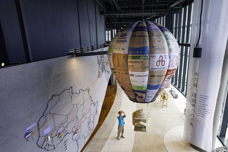 位於花蓮和平廠台泥DAKA再生資源利用中心的「鸚鵡螺圖書館」近日正式開放，縣府表示，未來台泥將整合各場域特色，推出主題遊程與手作體驗，開放學校、社團等單位規劃環境教育一日遊行程。（花蓮縣府提供）中央社記者張祈傳真　114年11月27日