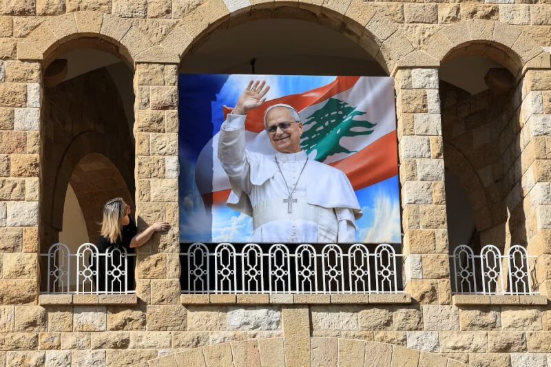 黎巴嫩一處建物19日可見教宗良十四世海報。（路透社）