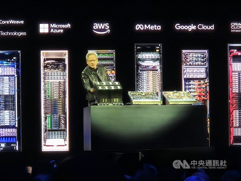 圖為輝達執行長黃仁勳發表新一代AI晶片。（中央社檔案照片）
