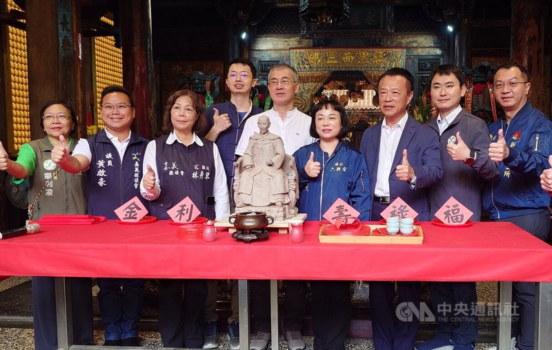 嘉義新港溪北六興宮27日結合佛、道教科儀,為特別請來泥塑工藝師打造的清代將軍王得祿神像舉行「得祿妙哉」入神儀式,包含嘉義縣長翁章梁(右3)、民進黨立委陳冠廷(右2)、新港鄉長葉孟龍(右)等人出席見證。中央社記者蔡智明攝 114年11月27日