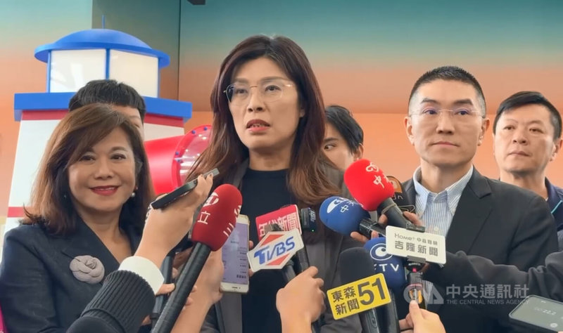 國民黨主席鄭麗文（前左2）27日在基隆受訪呼籲賴總統應往和平方向努力，而不是讓兩岸局勢持續升高。右2為基隆市長謝國樑。中央社記者王朝鈺攝　114年11月27日