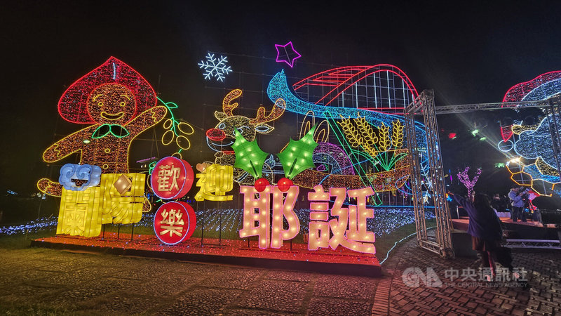 「2025蘭陽越夜越美麗－蘭陽歡樂迎耶誕」裝置藝術27日晚間點燈，將宜蘭縣議會紅磚廣場打造成兼具創意與在地特色的節慶景觀，展期至2026年3月3日。中央社記者沈如峰宜蘭縣攝　114年11月27日