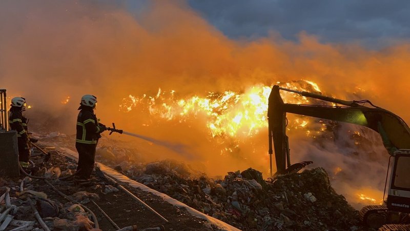 澎湖湖西紅羅村垃圾衛生掩埋場27日發生大火，澎湖消防局動員消防人車救火，火勢獲控制未向外延燒；但惡臭煙霧籠罩本島，縣府籲請民眾外出戴上口罩。（澎湖消防局提供）中央社   114年11月27日