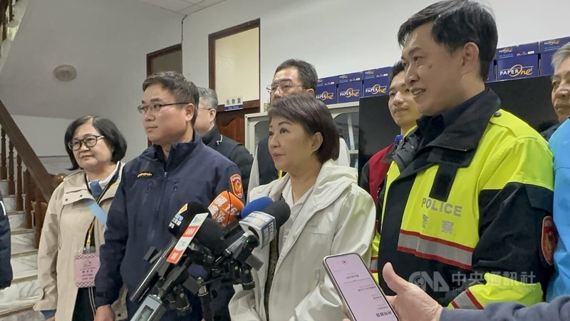 台中市政府27日啟動和平專案，市長盧秀燕（前右2）視察雪山派出所時受訪，談及新台幣1.25兆的國防特別條例時表示，支持國防也支持立法院監督中央社記者趙麗妍攝　114年11月27日