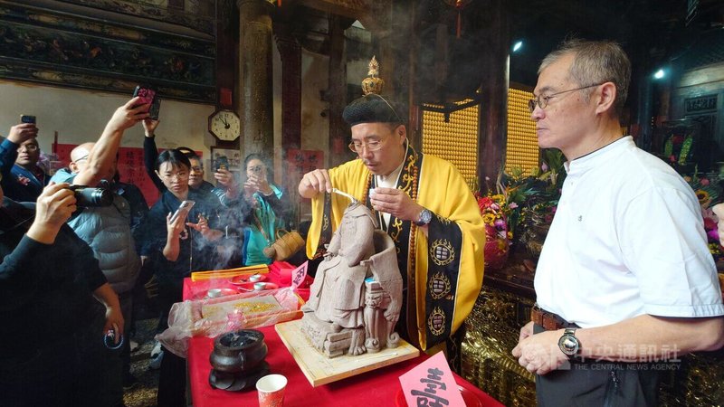 嘉義溪北六興宮適逢建廟200週年及清代將軍王得祿256歲誕辰,廟方特別邀請泥塑工藝師張瑞益(右)為王得祿塑神像,27日並舉行入神科儀,由道士將入神7寶置入神像內。中央社記者蔡智明攝 114年11月27日