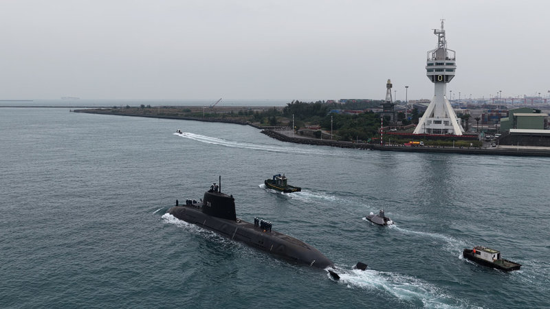 潛艦國造原型艦海鯤艦27日出港,進行第4次浮航海試。(台船公司提供)中央社記者吳書緯傳真 114年11月27日