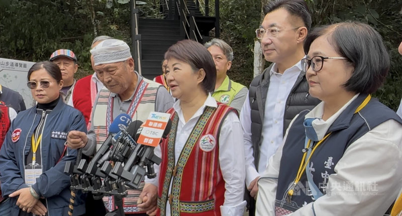 台中市長盧秀燕（右2）27日視察雪山坑步道環狀線建置工程後，接受媒體聯訪關於行政院對財劃法提覆議案時說：「地方好、中央才會好，地方有事、中央就會有事。」中央社記者趙麗妍攝 114年11月27日