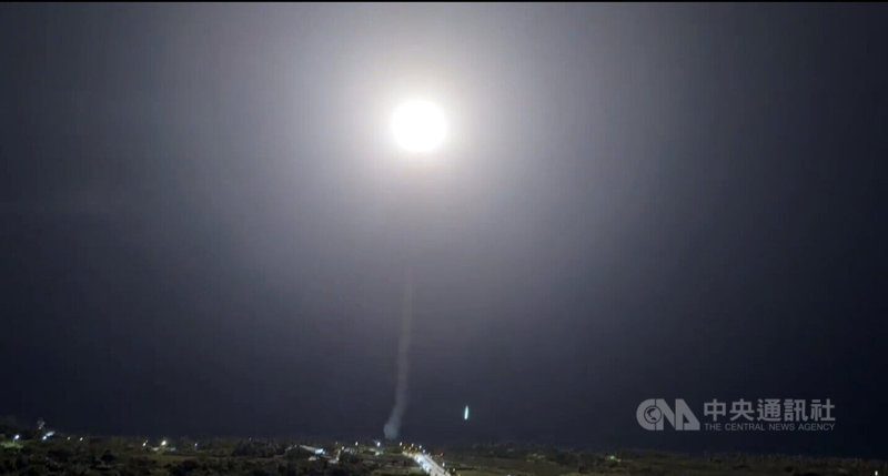 睽違2年,中科院27日晚間重啟高彈道飛彈試射,自屏東九鵬基地發射飛彈、從台東成功海邊發射靶彈(圖),公告最高彈道逾30公里。中央社記者盧太城台東攝 114年11月27日