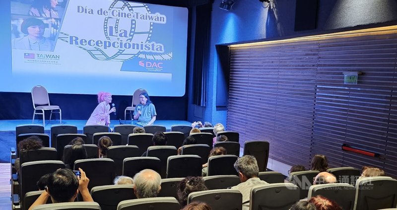 台灣電影「接線員」阿根廷首映後舉行映後分享會，阿根廷台裔導演許煌（投影幕前右方）與阿根廷觀眾交流跨文化創作與移民題材的拍攝經驗。中央社記者黃韻如布宜諾斯艾利斯攝　114年11月27日