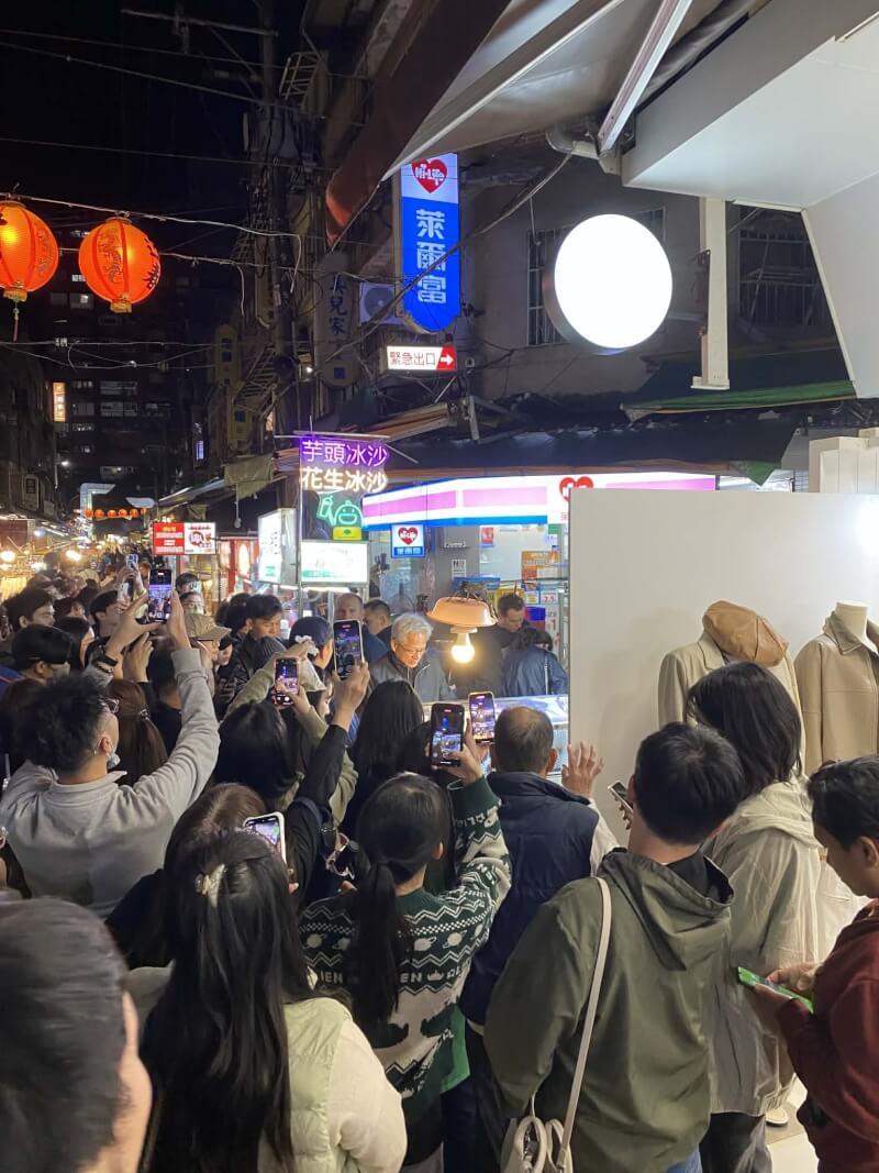 黃仁勳晚間前往台北市通化街夜市購買水果,吸引許多民眾圍觀拍照。(讀者楊旻哲提供)