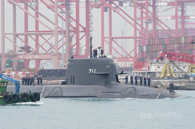 國造潛艦海鯤號舷號為「711」,27日上午於高雄港外進行第4次海上測試(SAT)。中央社記者董俊志攝 114年11月27日