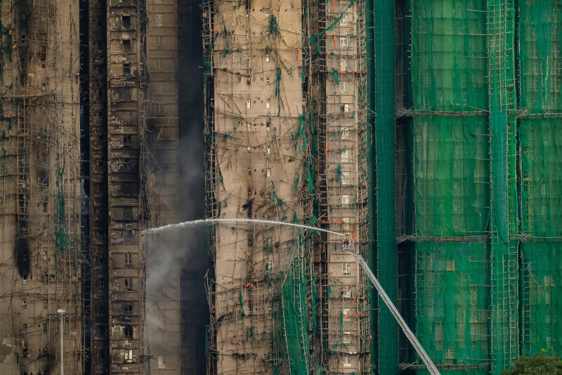 消防人員27日持續救火。（美聯社）