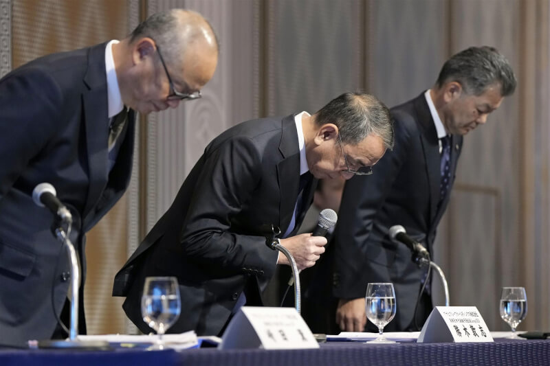 朝日集團9月下旬遭遇大規模網攻，可能造成190萬件個人資料外洩，朝日集團控股公司社長勝木敦志（中）27日在東京都召開記者會鞠躬道歉。（共同社）