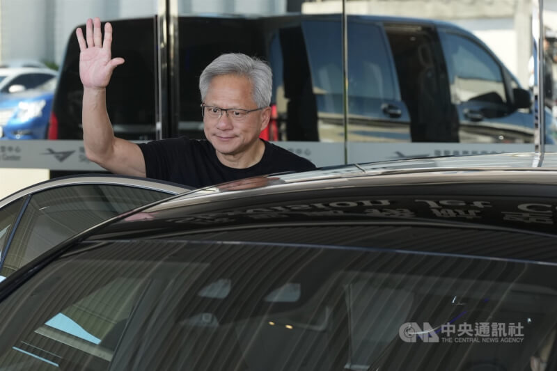 輝達執行長黃仁勳27日再度到訪台灣，被目擊在台北市中山區四平街逛蜜餞店。（中央社檔案照片）