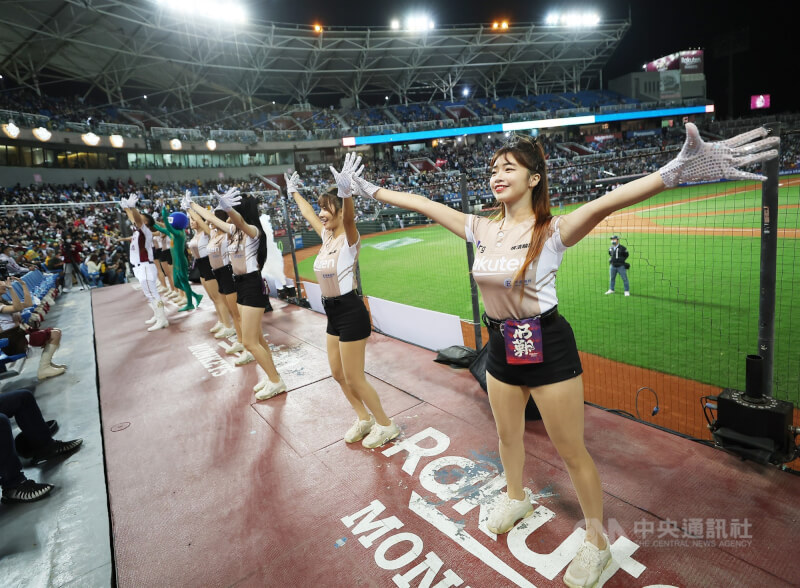 樂天桃猿隊啦啦隊「樂天女孩」在看台帶動應援氣勢。（中央社檔案照片）