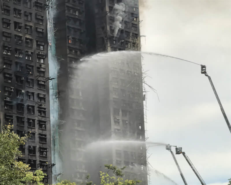 香港大埔宏福苑住宅大樓26日下午起火燃燒，27日早上10時消防員持續射水灌救。 中央社記者張謙香港攝　114年11月27日