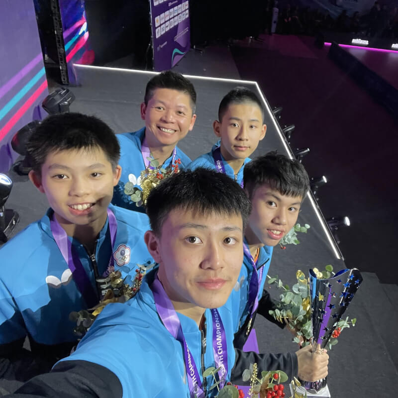 台灣U15桌球男團26日在ITTF世界桌球青少年錦標賽擊敗義大利。得獎團隊賽後合影。（圖取自facebook.com/WTT/）