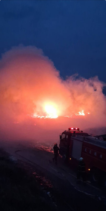 花蓮市垃圾掩埋場27日下午因沼氣自燃發生火警，已是今年第3次，現場風勢大，火勢延燒迅速，消防局出動人車到場灌救。（民眾提供）中央社記者張祈傳真　114年11月27日