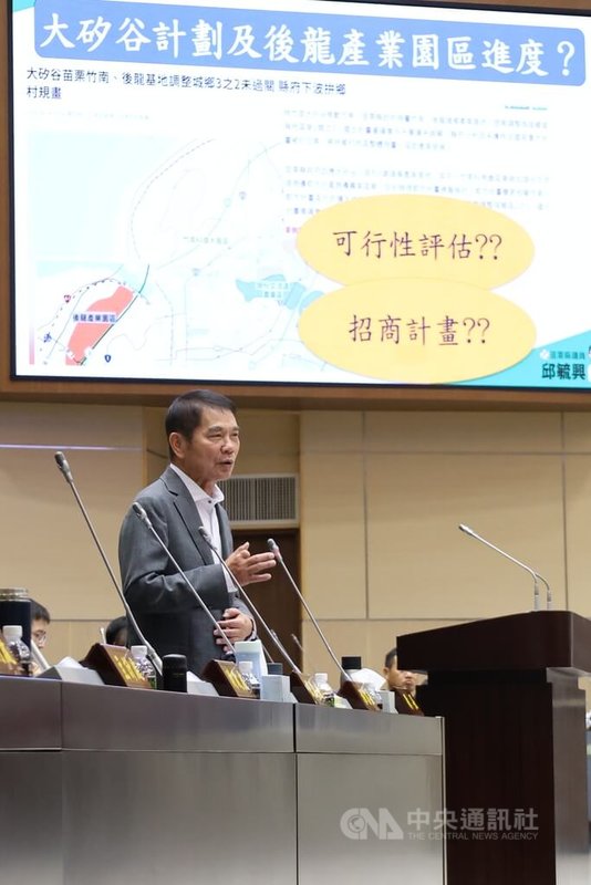 苗栗縣長鍾東錦（圖）27日在議會答詢時表示，桃竹苗大矽谷計畫進度「走得很慢」，但相信總統賴清德會實現政見，苗栗縣也不會放棄，持續努力。中央社記者管瑞平攝　114年11月27日