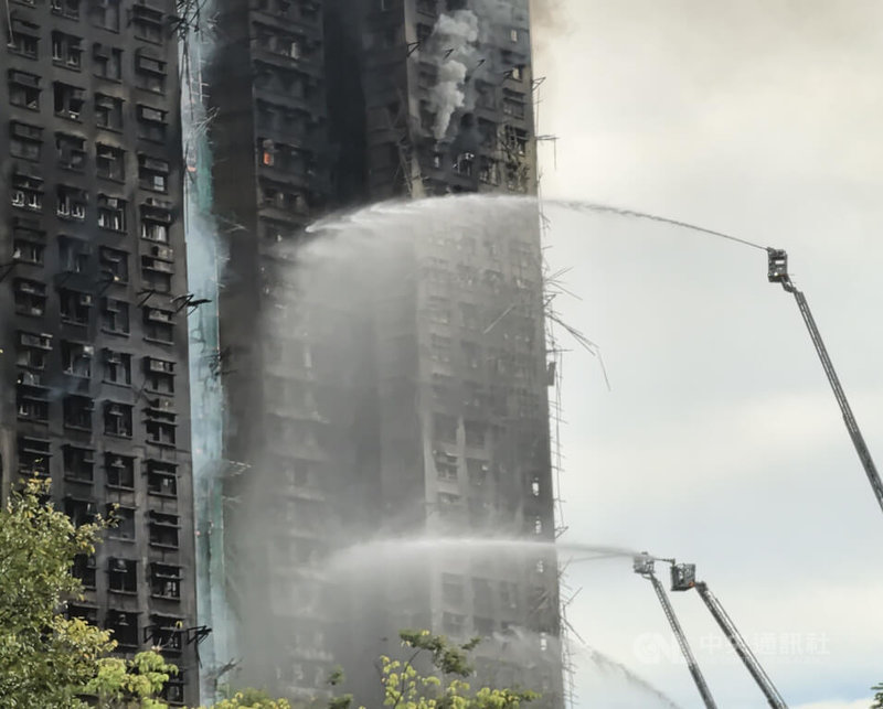 香港歷來最為嚴重之一的大埔宏福苑大火，自26日下午焚燒至今仍未完全撲滅，圖為27日早上10時，消防員向大樓射水。中央社記者張謙香港攝　114年11月27日