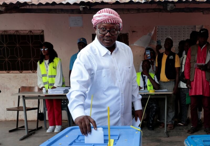 幾內亞比索現任總統恩巴羅23日前往投票所投票。（路透社）