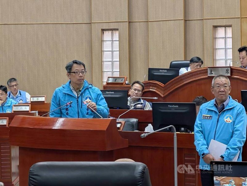 金門縣政府27日縣務會議通過「金門縣特定行業管理自治條例」，規範特定行業應距離校園500公尺，條例將送議會審議；28日議會定期會中，產業發展處長李銘培（前左）回應議員提問條例相關議題。中央社記者吳玟嶸攝　114年11月28日
